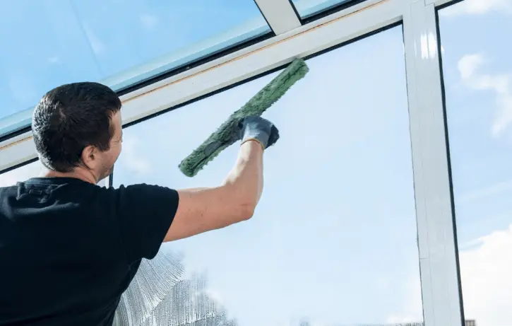تنظيف زجاج النوافذ