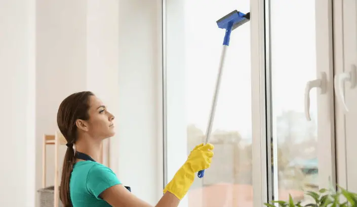 تنظيف نوافذ المنزل