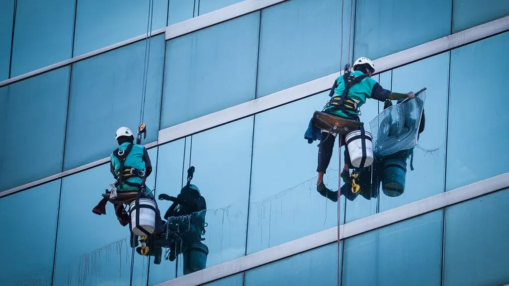 أهمية تنظيف الواجهات الزجاجية