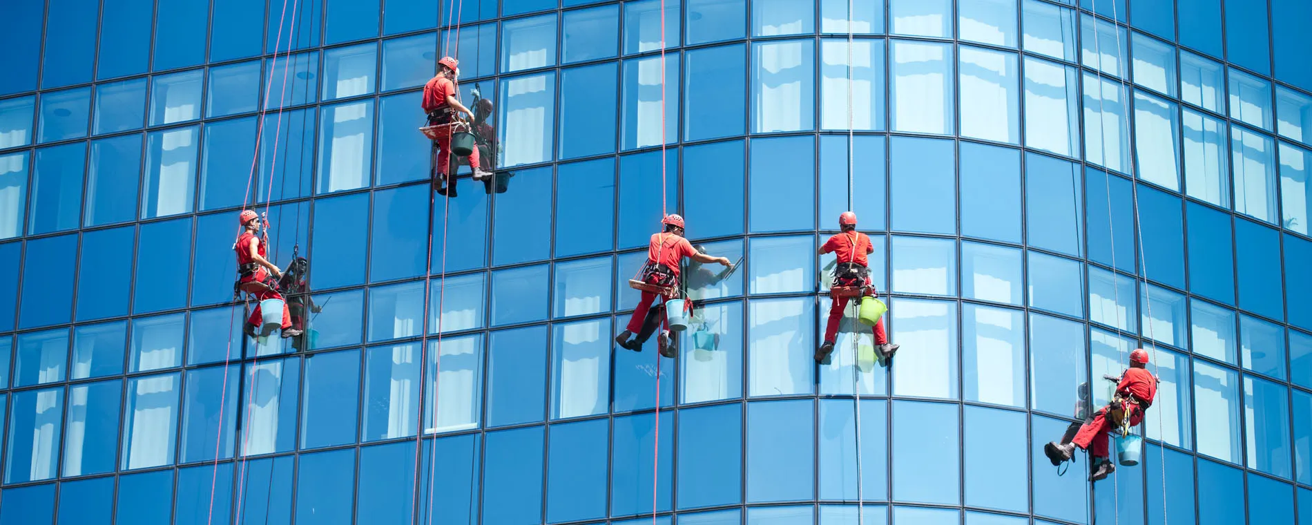 تنظيف واجهات المباني الزجاجية بالعلمين