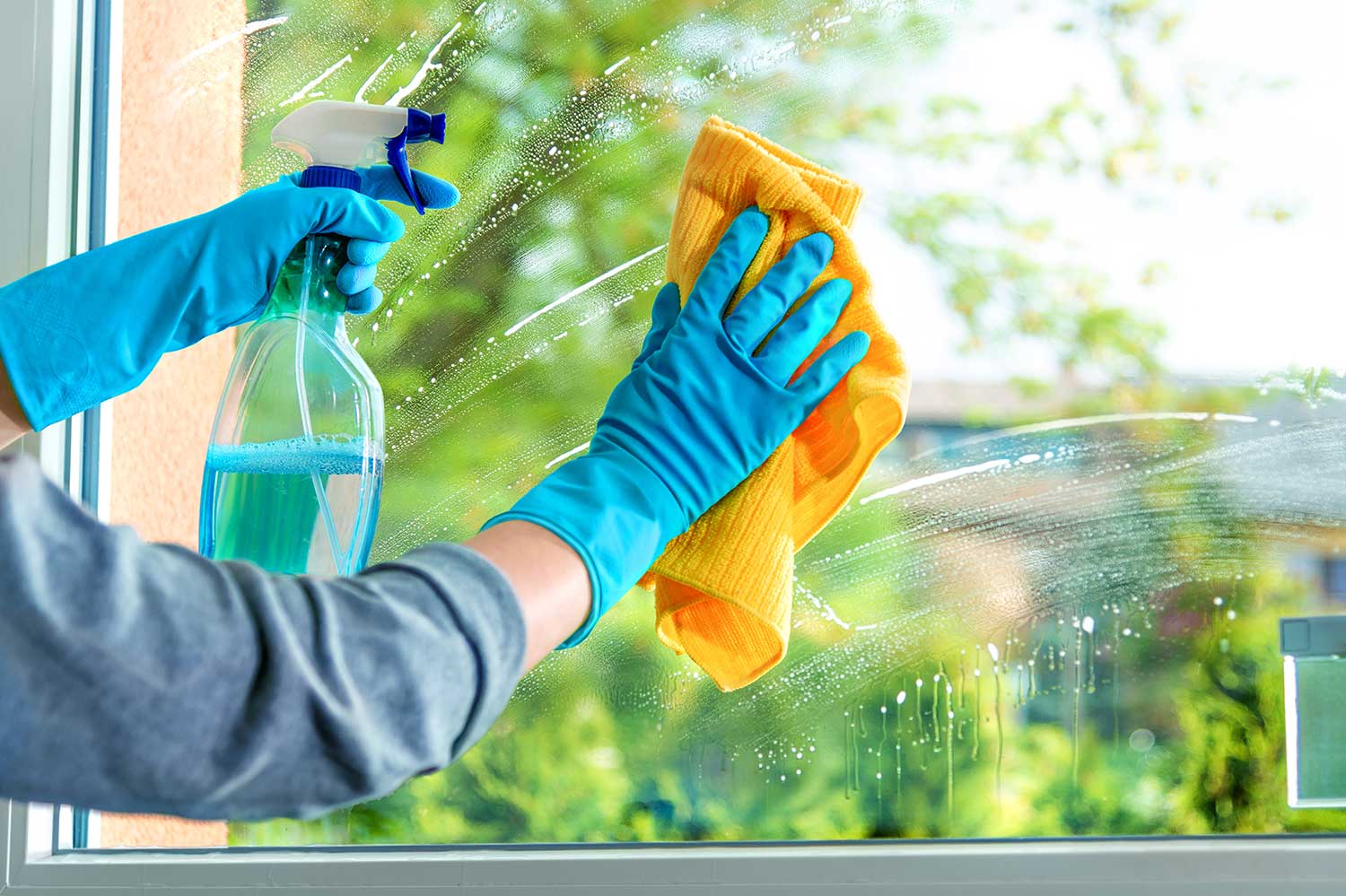 خدمة تنظيف الكيوسك والشوكيز الزجاجية